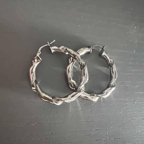 3cm long Brand New Beautiful and Twisted Silver Hoops! - Picture 1 of 2